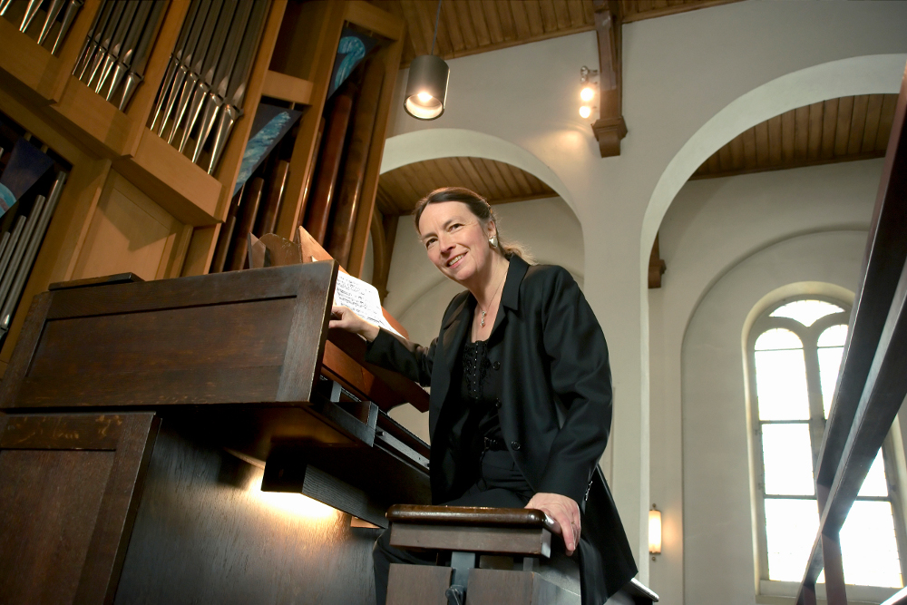 Jakoba Marten-Büsing vor der Orgel